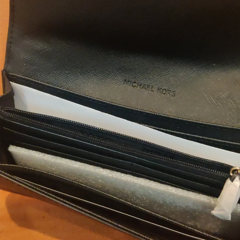 Michael Kors Jet Set travel wallet - Picture 3 of 4